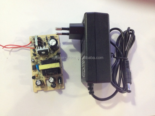 Подключается 24w 5v 12v 2a AC DC LED CCTV адаптер питания для стабильного выхода энергии
