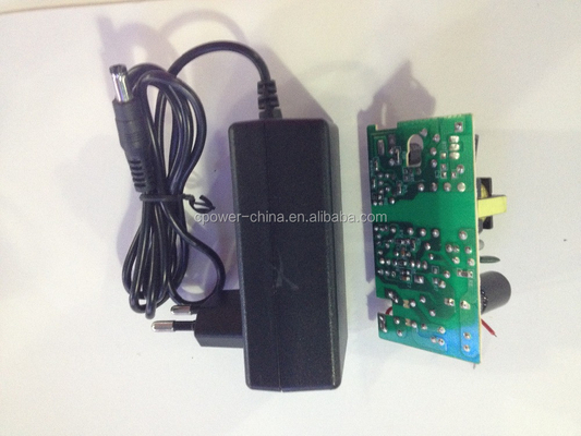 Подключается 24w 5v 12v 2a AC DC LED CCTV адаптер питания для стабильного выхода энергии